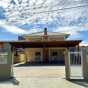 https://casa-na-praia-em-sc-com-wi-fi-e-churrasqueira.santa-catarina-brasil.com